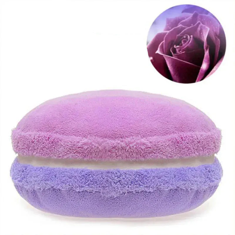 Coussin décoratif en forme de macaron, doux au toucher, avec des teintes violettes et lilas, idéal pour un salon