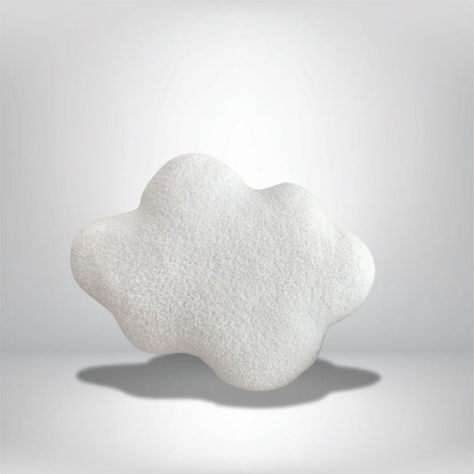 Coussin en forme de nuage, couleur blanche, texture douce, posé sur un fond neutre, idéal pour la décoration intérieure