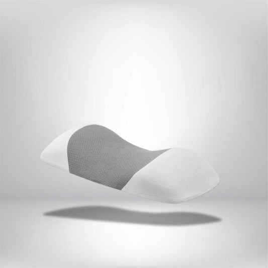 Coussin ergonomique de couleur grise et blanche, posé sur un fond neutre, idéal pour un soutien lombaire