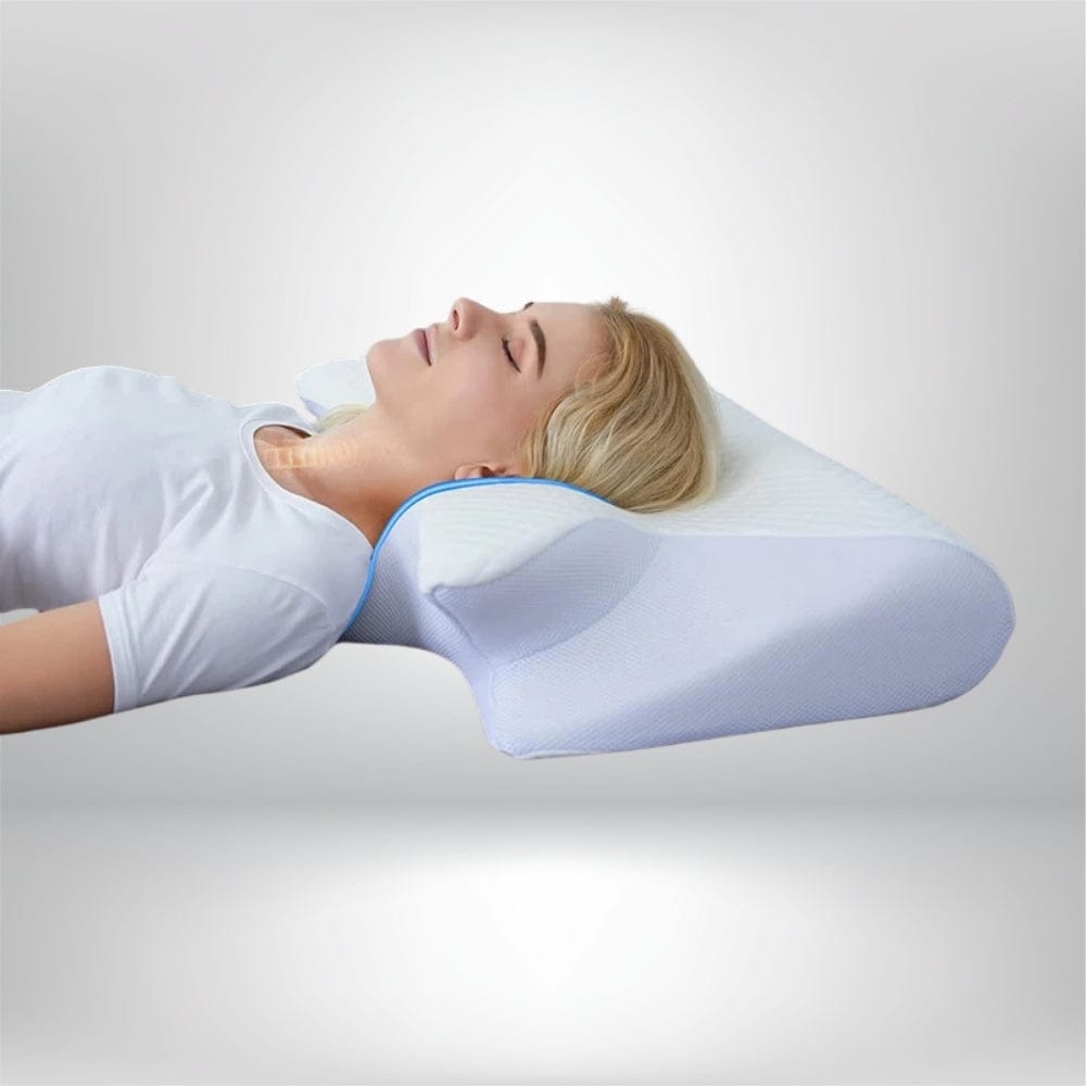 Coussin ergonomique en forme de nuque, avec une housse blanche, reposant sur un fond neutre