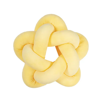 Coussin déco en forme d'étoile jaune, idéal pour embellir un canapé ou une chambre d'enfant