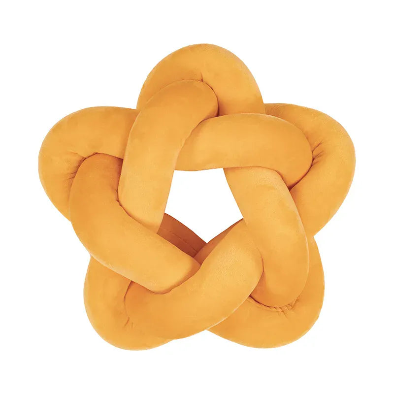 Coussin décoratif en forme d'étoile, couleur jaune, en velours, posé sur un canapé moderne