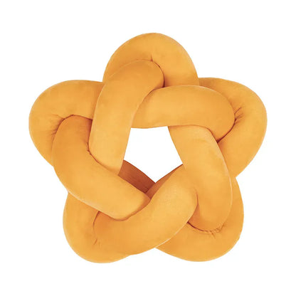 Coussin décoratif en forme d'étoile, couleur jaune, en velours, posé sur un canapé moderne