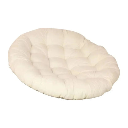 Coussin décoratif oval en tissu beige, moelleux, posé sur une surface extérieure, idéal pour un salon de jardin