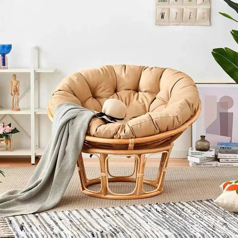 Coussin décoratif rond en tissu beige sur un fauteuil en rotin dans un salon moderne