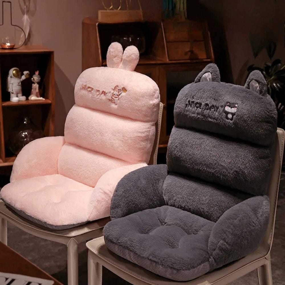 Coussins décoratifs en peluche rose et gris, avec oreilles, sur des chaises dans un salon moderne