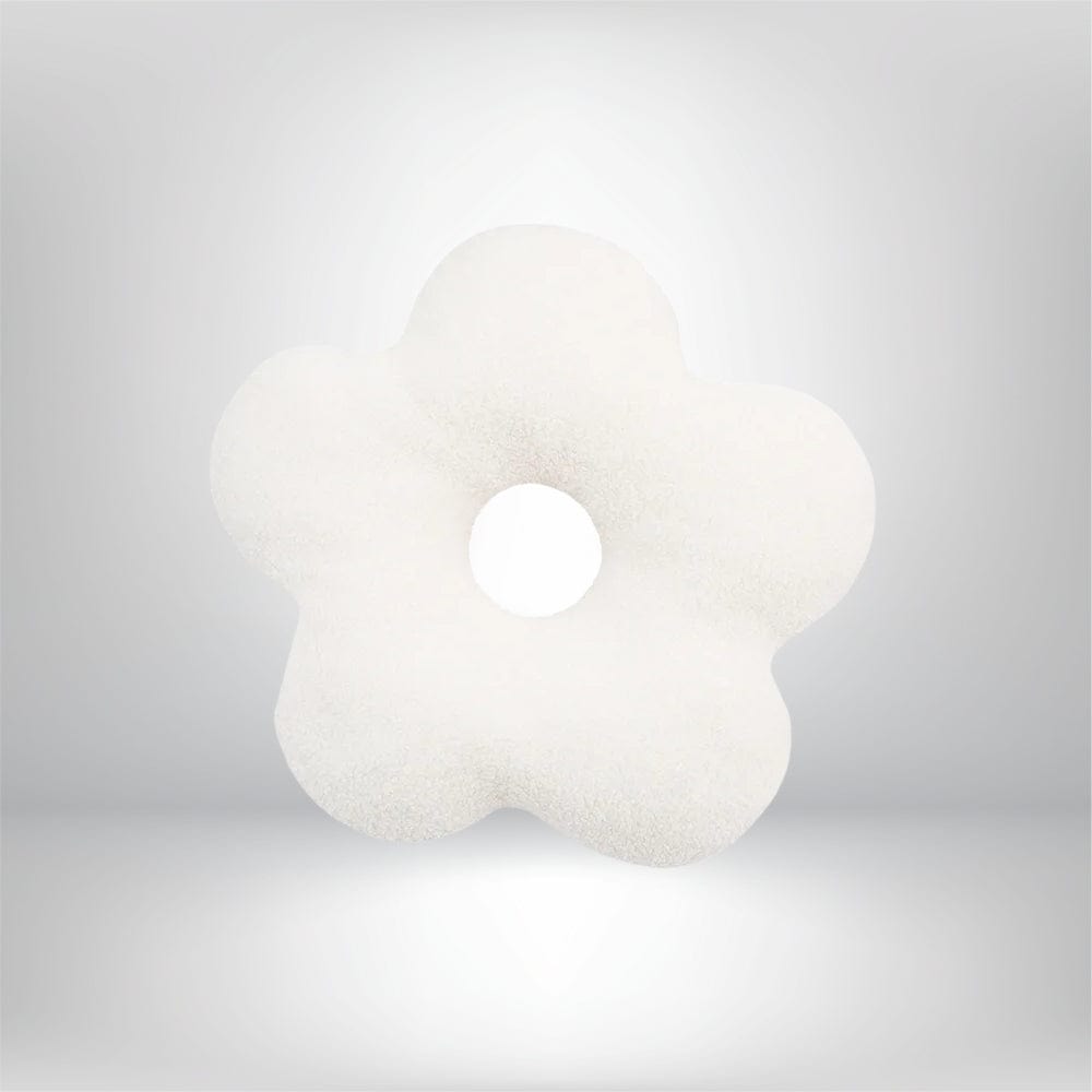 Coussin décoratif en forme de fleur blanche, avec un trou central, sur un fond neutre