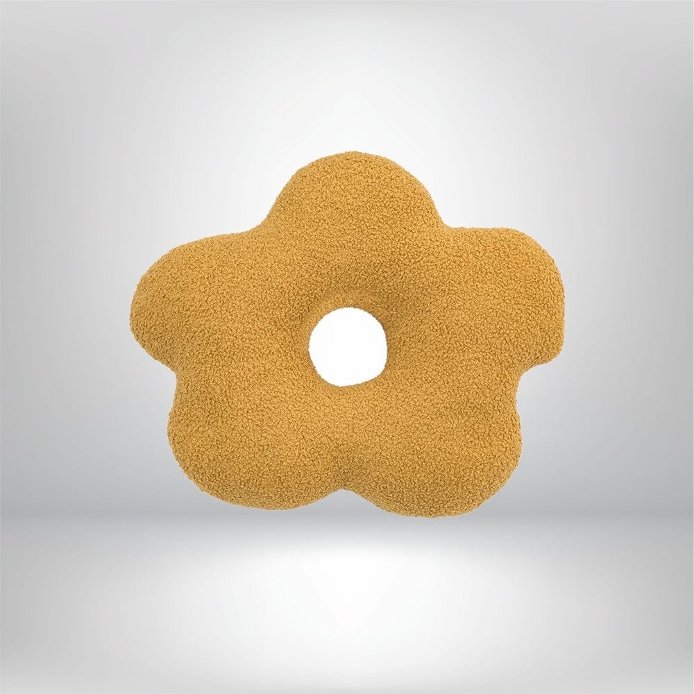Coussin décoratif en forme de fleur, couleur jaune, avec une texture douce, posé sur un fond neutre