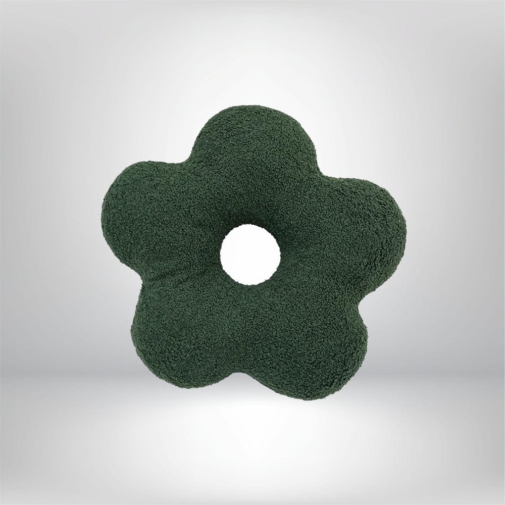 Coussin décoratif en forme de fleur, en velours vert, posé sur un fond neutre