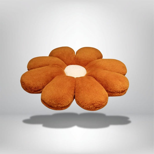 Coussin décoratif en forme de fleur, avec des pétales marron et un centre crème, idéal pour un canapé ou une