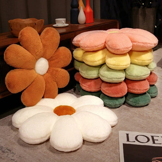 Coussins décoratifs en forme de fleur, aux couleurs pastel, posés sur un tapis dans un salon moderne