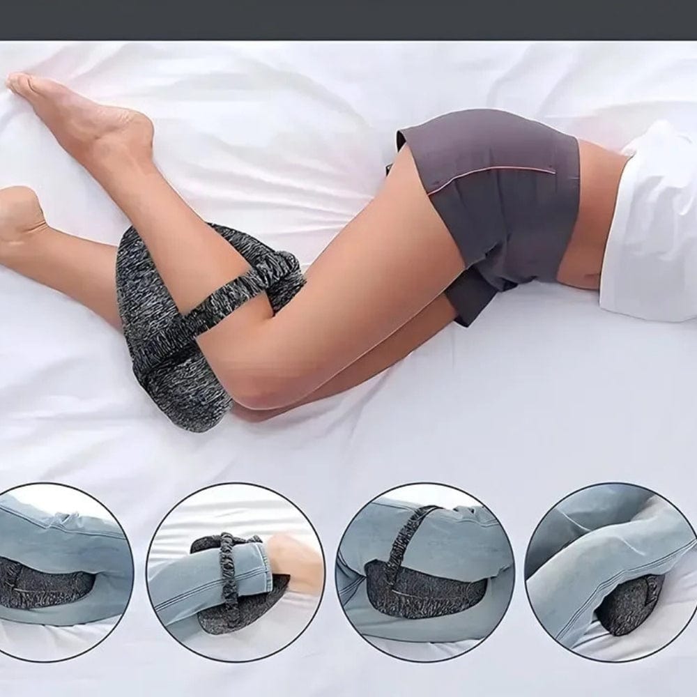 Coussin genoux en tissu gris, posé sur un lit blanc, offrant un soutien confortable pour dormir