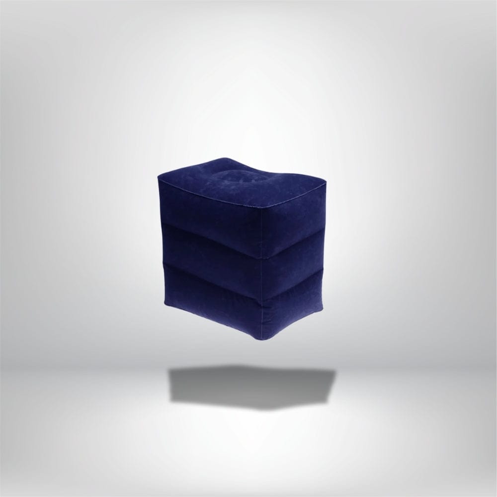 Coussin décoratif en velours bleu marine, de forme carrée, posé sur un fond neutre