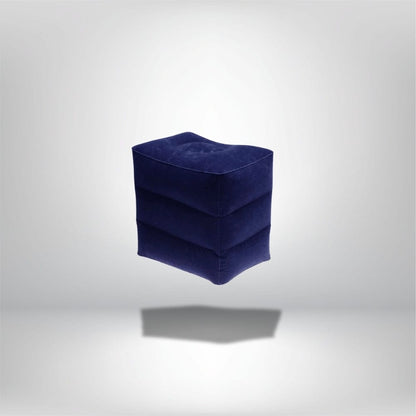 Coussin décoratif en velours bleu marine, de forme carrée, posé sur un fond neutre