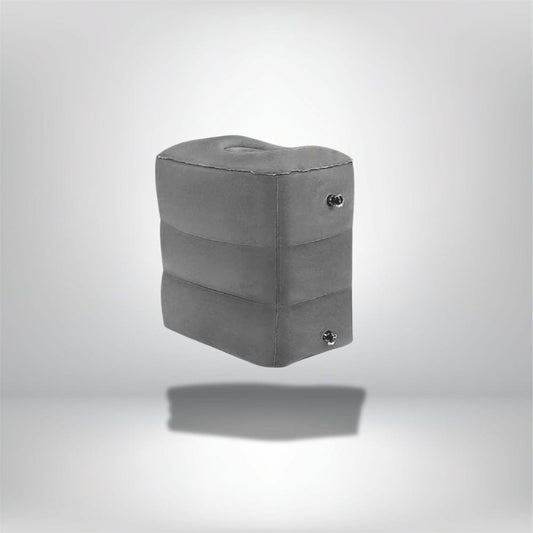 Coussin gonflable gris avec une forme ergonomique, idéal pour un confort optimal en avion