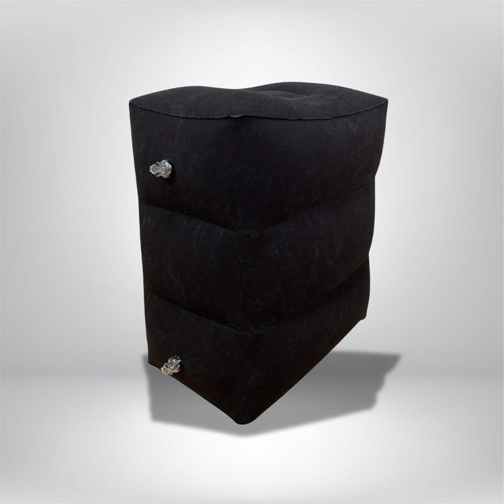 Coussin gonflable noir en forme de bloc, idéal pour un confort optimal dans un avion ou un salon