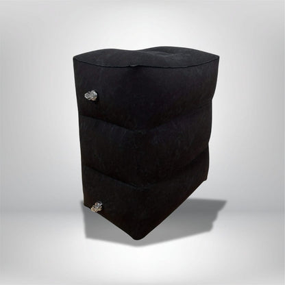 Coussin gonflable noir en forme de bloc, idéal pour un confort optimal dans un avion ou un salon