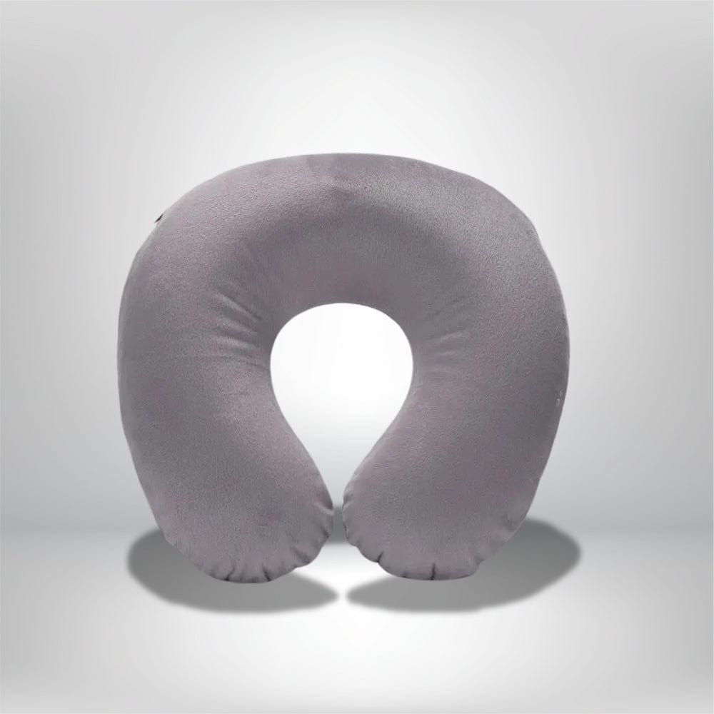 Coussin gonflable gris en forme de U, idéal pour le confort en voyage, posé sur un fond neutre