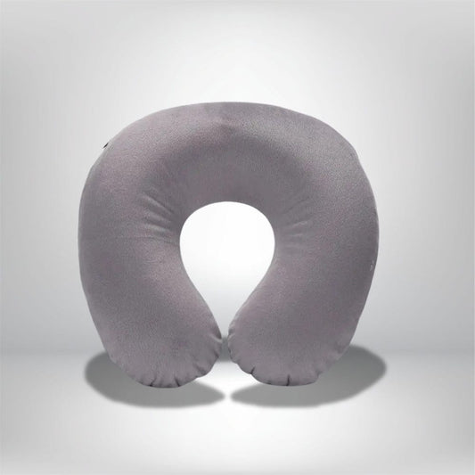 Coussin gonflable gris en forme de U, idéal pour le confort en voyage, posé sur un fond neutre