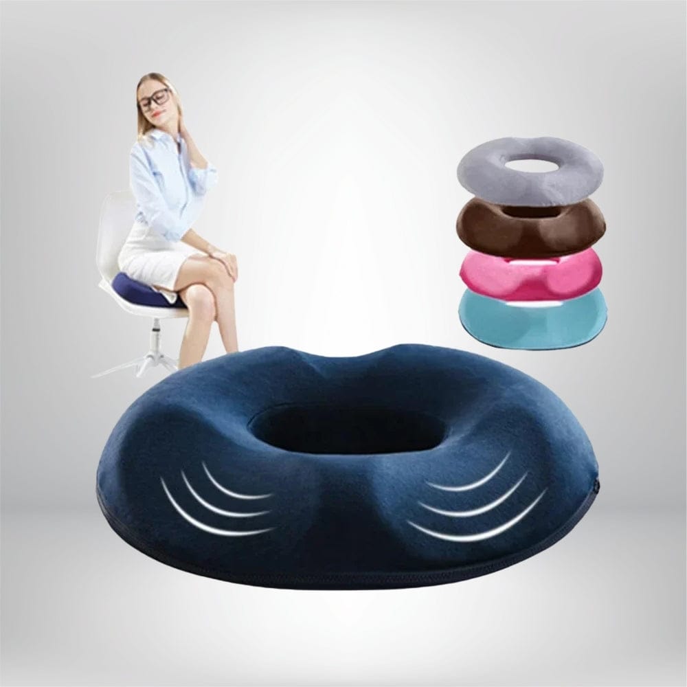 Coussin de forme ronde en velours bleu foncé, posé sur une chaise de bureau, avec d'autres coussins colorés en arrière-plan