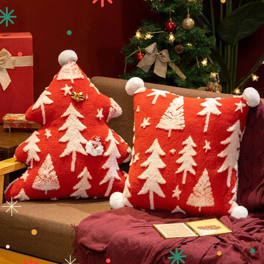 Coussins décoratifs rouges en forme d'arbre de Noël avec motifs de sapins blancs sur un canapé