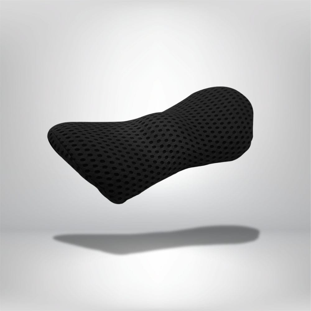 Coussin lombaire noir en matière aérée, posé sur un fond neutre, idéal pour le confort du dos