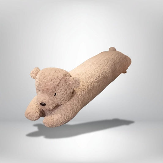 Coussin long en peluche beige en forme d'ours, idéal pour décorer un canapé ou un lit