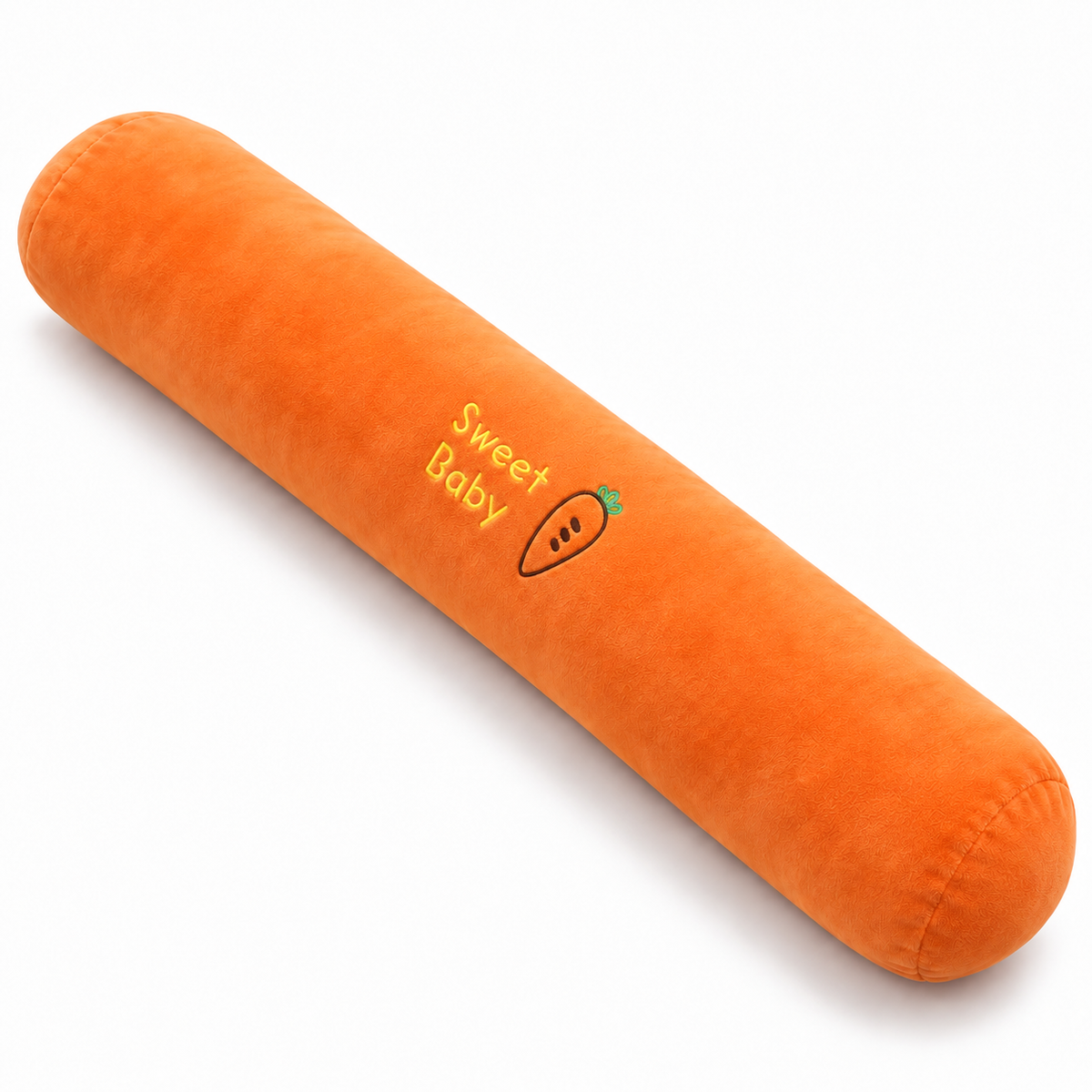 Coussin long en peluche orange avec broderie Sweet Baby et motif carotte, sur fond blanc.