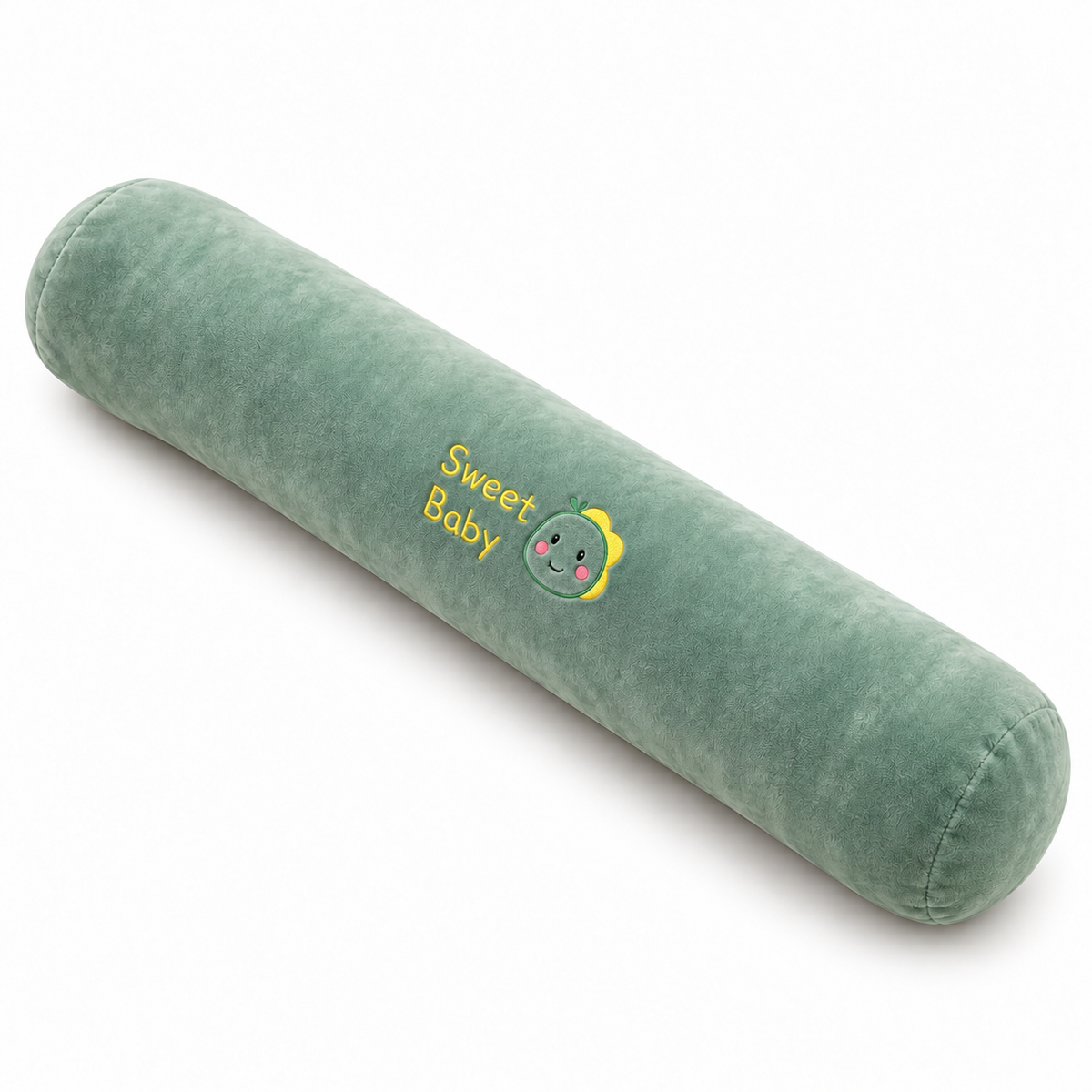 Coussin long en peluche vert sauge avec broderie Sweet Baby et petit motif vert et jaune, sur fond blanc.