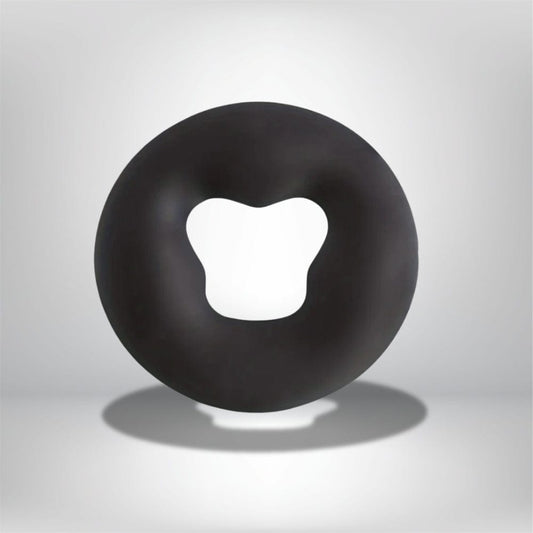 Coussin de massage en forme de donut, couleur noire, posé sur un fond neutre, idéal pour le confort