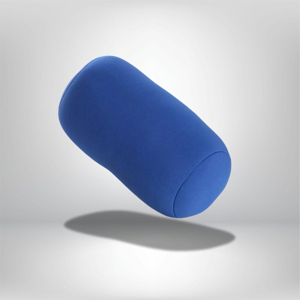 Coussin décoratif en microbilles de couleur bleue, posé sur un fond neutre, forme cylindrique et lisse