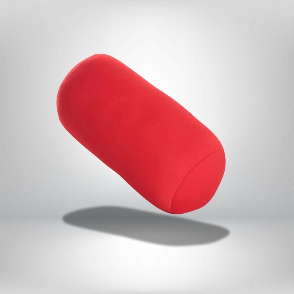 Coussin décoratif en microbilles de forme cylindrique, de couleur rouge vif, posé sur un fond neutre