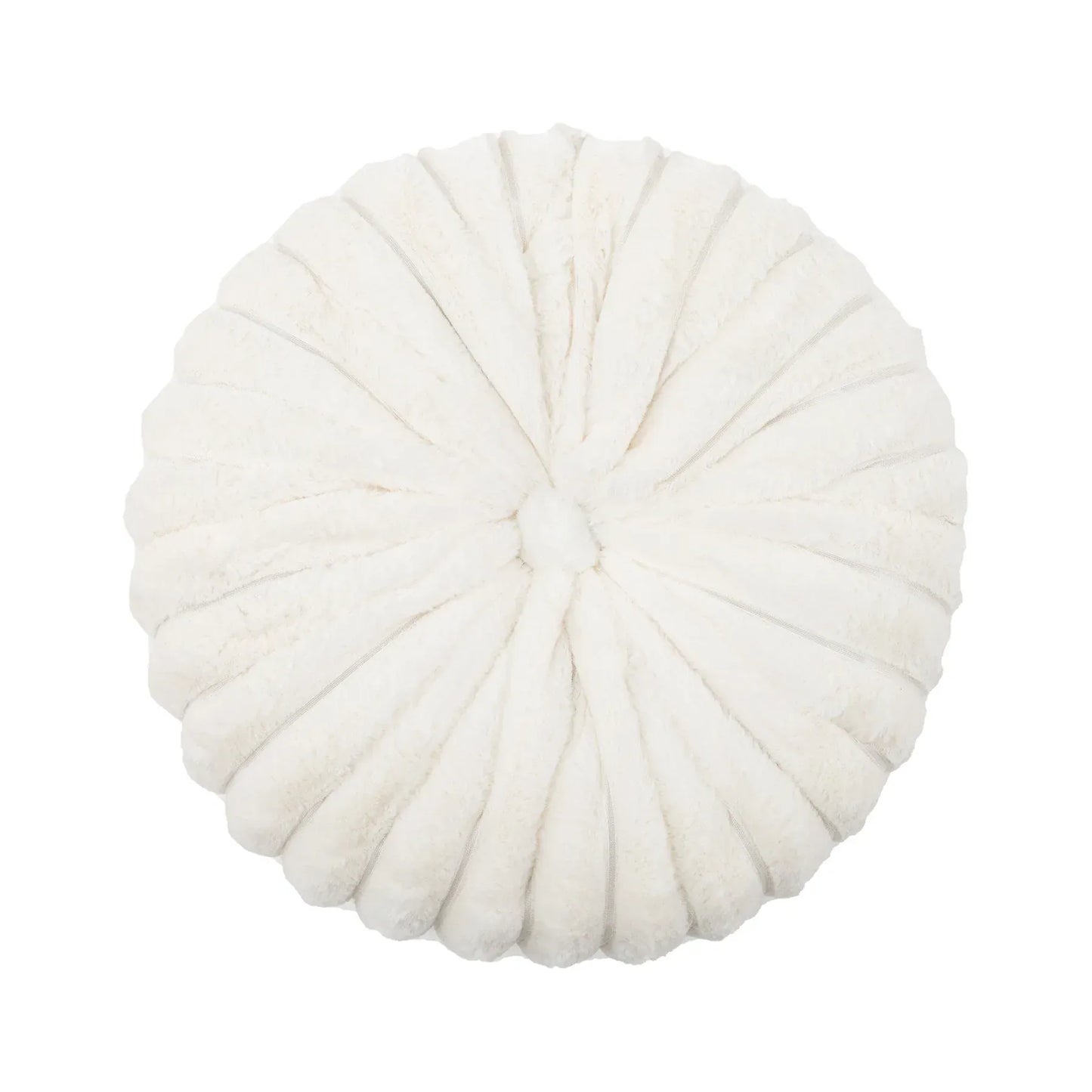 Coussin déco rond en velours blanc, avec des plis décoratifs, posé sur un canapé moderne
