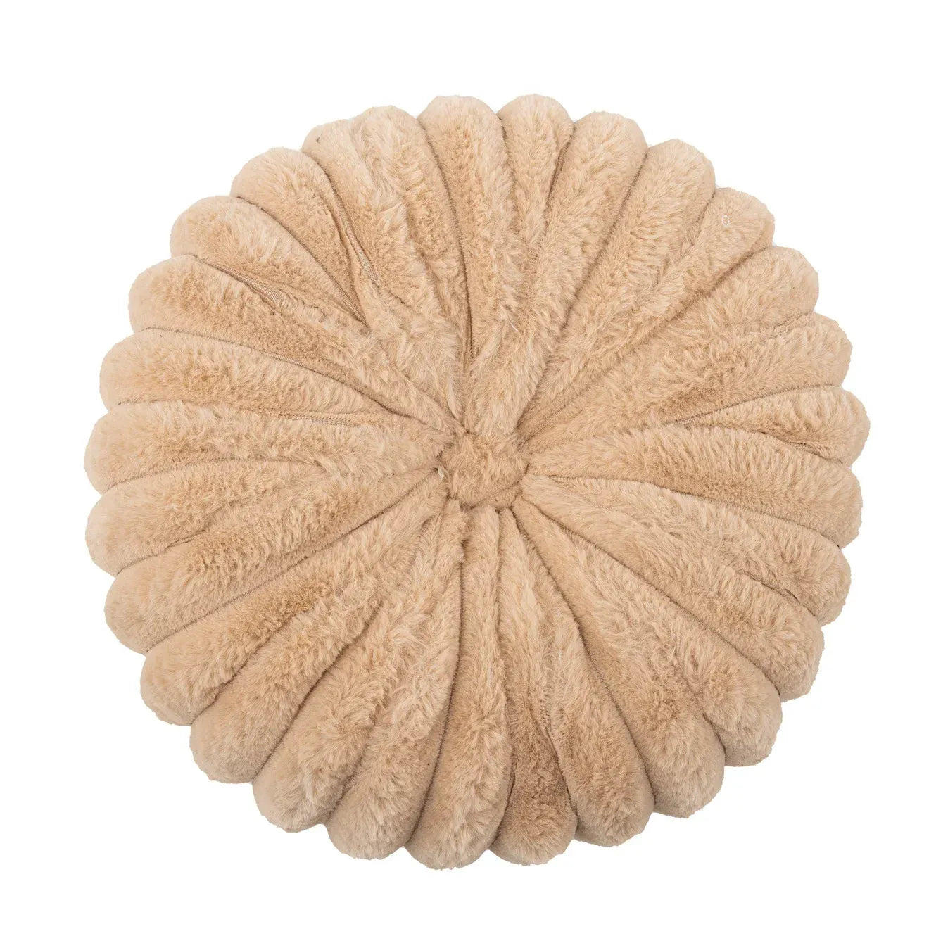 Coussin décoratif rond en velours beige, avec un motif plissé, posé sur un canapé moderne