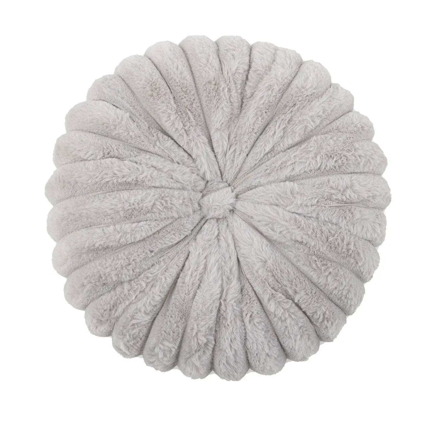 Coussin déco rond en velours gris, moelleux, posé sur un canapé, avec des plis décoratifs