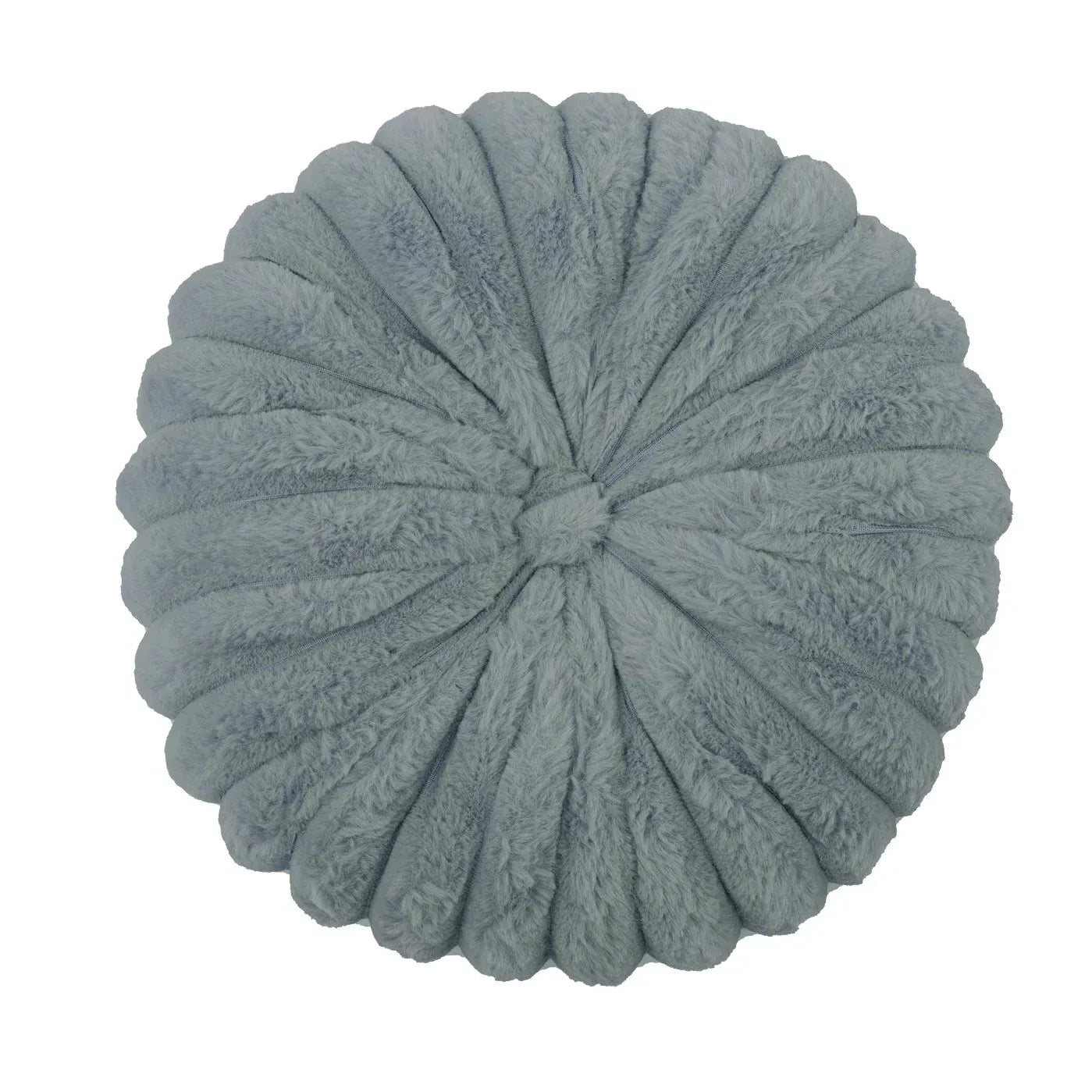 Coussin déco moelleux en velours gris, forme ronde avec des plis, posé sur un canapé