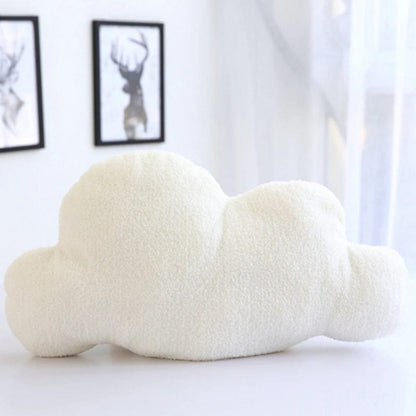 Coussin nuage en peluche blanche posé sur une table, décor idéal pour un salon moderne