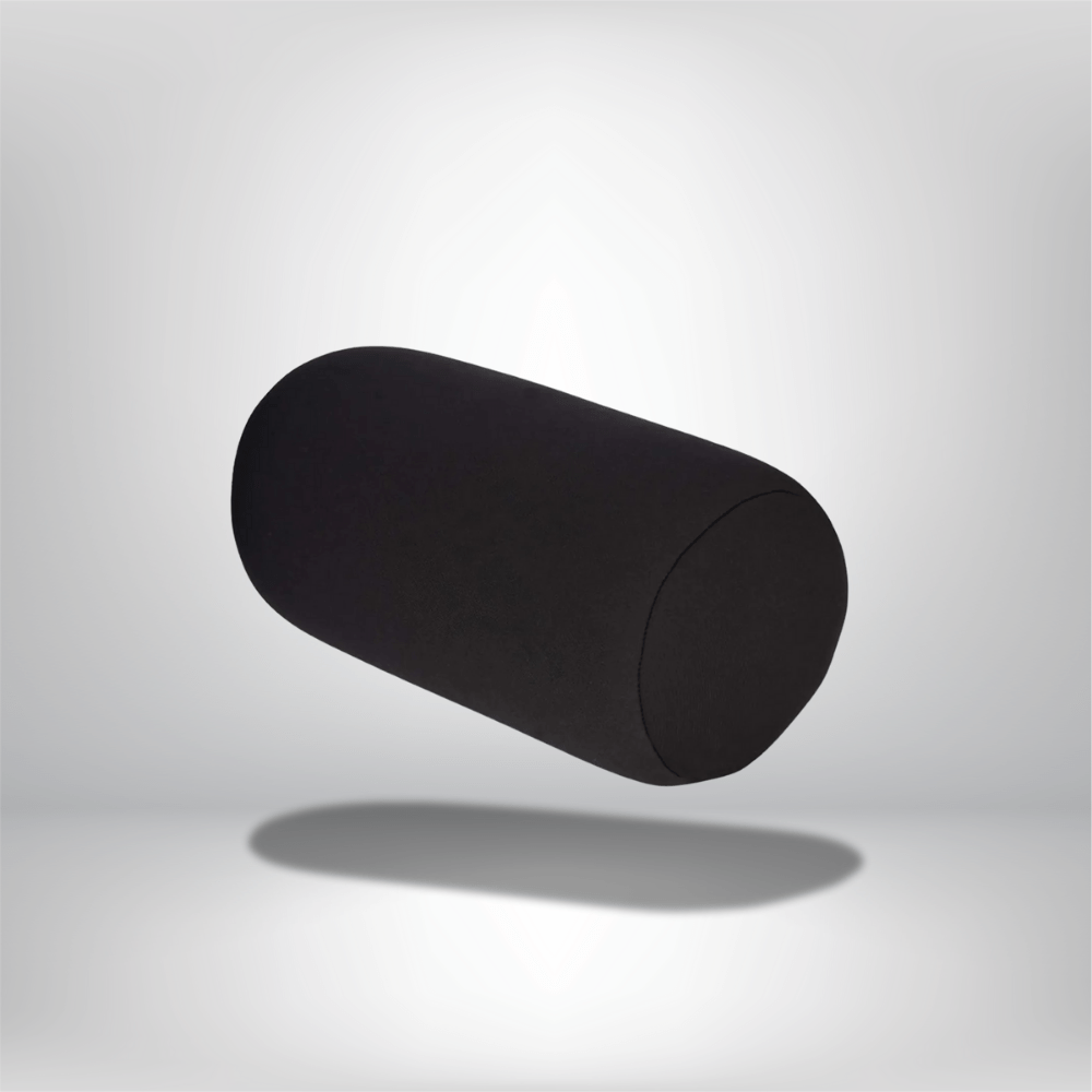 Coussin nuque noir en forme cylindrique, posé sur un fond neutre, idéal pour un canapé ou un lit