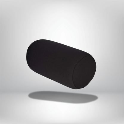 Coussin nuque noir en forme cylindrique, posé sur un fond neutre, idéal pour un canapé ou un lit