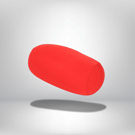 Coussin nuque rouge en forme allongée, posé sur un fond neutre, idéal pour le confort sur un canapé
