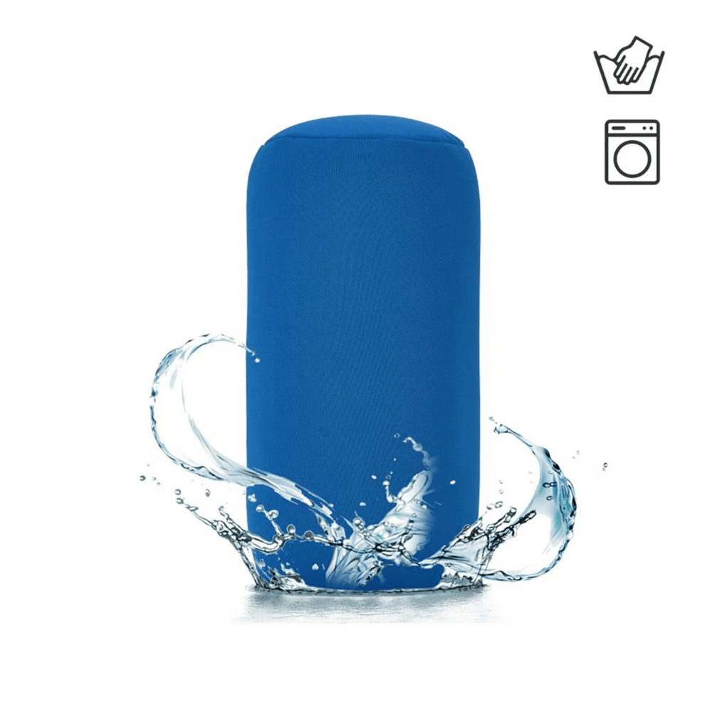 Coussin nuque cylindrique en tissu bleu vif, posé sur un fond blanc avec des éclaboussures d'eau