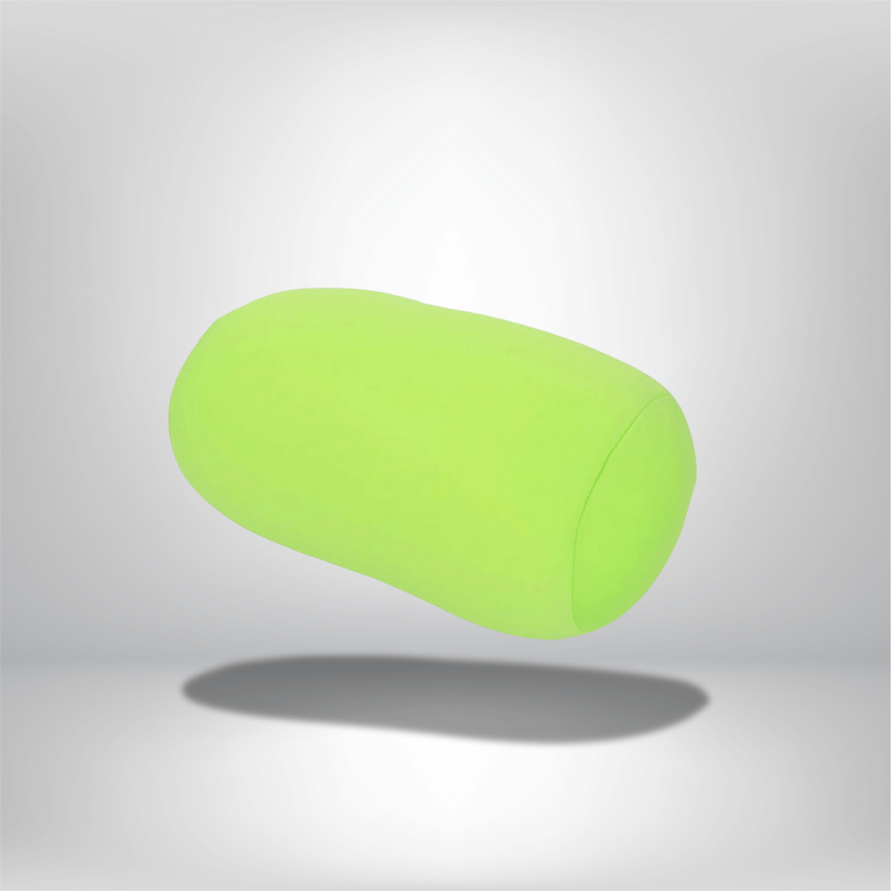 Coussin nuque de couleur verte, en forme allongée, posé sur un fond neutre