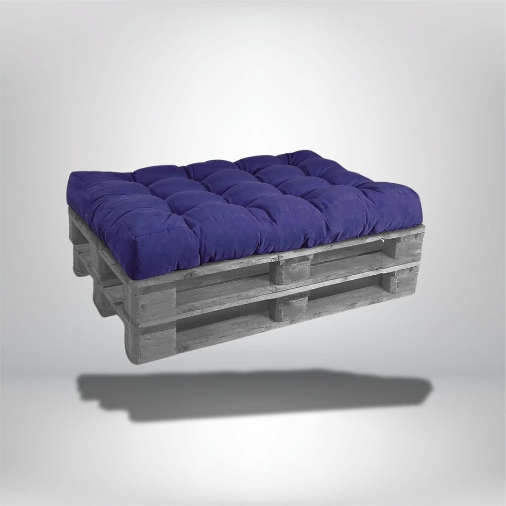 Coussin décoratif rectangulaire en velours violet posé sur une palette en bois grise, idéal pour un salon moderne