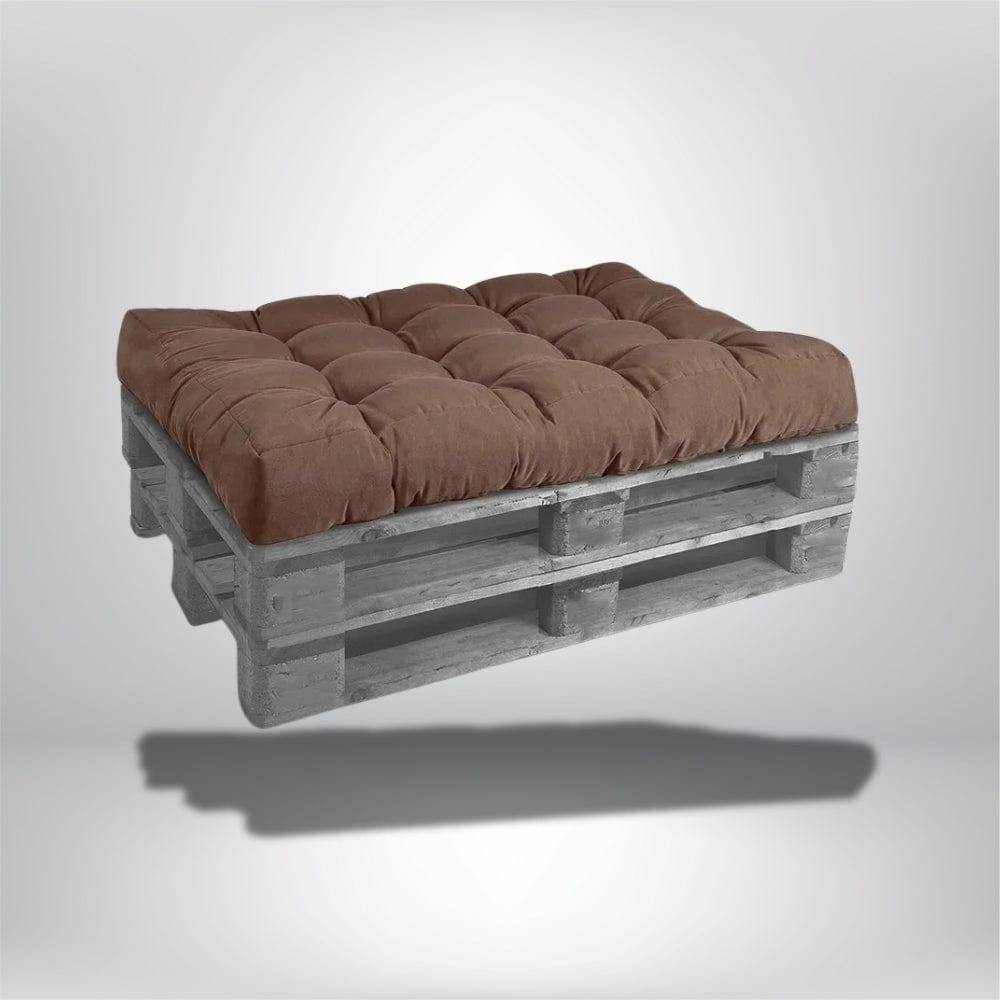 Coussin déco rectangulaire en velours marron sur une palette en bois, idéal pour un salon moderne