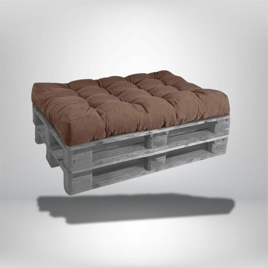 Coussin déco rectangulaire en velours marron sur une palette en bois, idéal pour un salon moderne