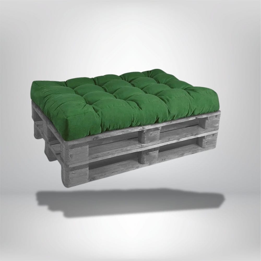 Coussin déco rectangulaire vert en velours sur une palette en bois, idéal pour un salon moderne