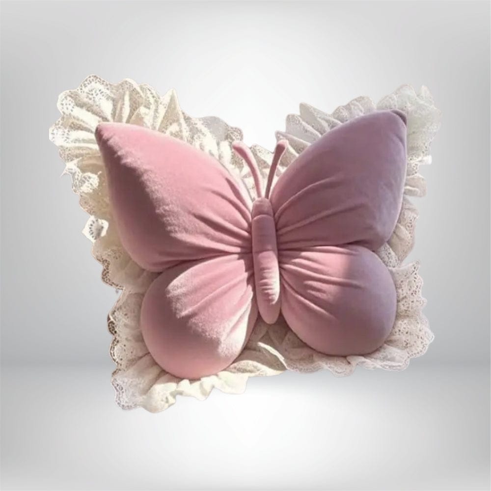 Coussin décoratif en forme de papillon rose avec un fond en dentelle blanche, parfait pour un canapé ou une chambre