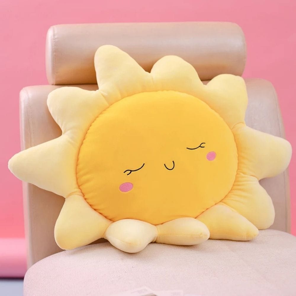 Coussin décoratif en peluche jaune en forme de soleil, posé sur une chaise dans un intérieur coloré