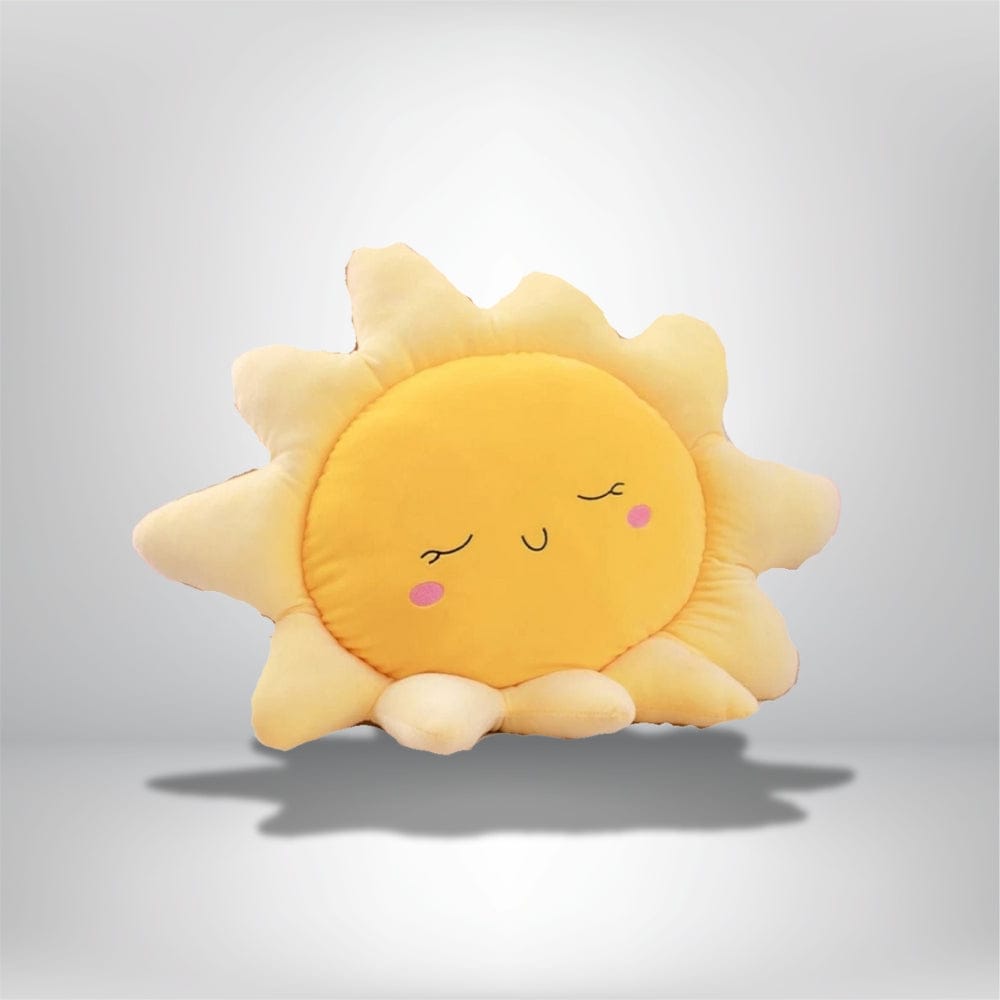 Coussin décoratif en forme de soleil, jaune et doux, posé sur un fond neutre, idéal pour un salon ou une