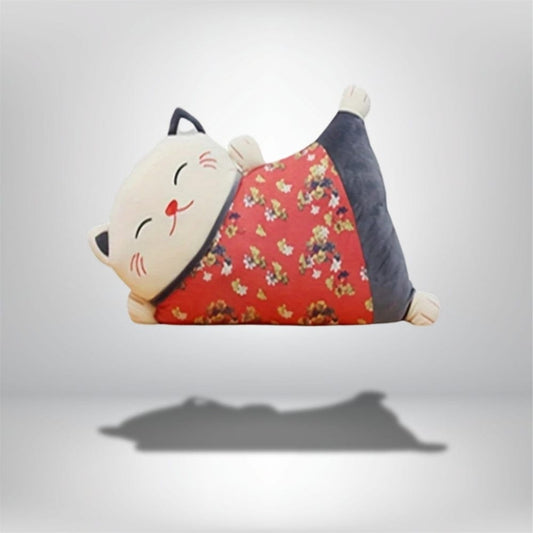 Coussin décoratif en forme de chat, avec un motif floral rouge et une finition douce, idéal pour un canapé